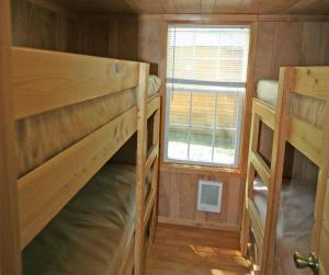 Dviaukštė lova arba lovos apgyvendinimo įstaigoje Robin Hill Camping Resort Premium Cottage 9