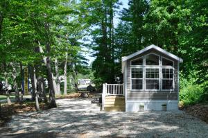 Photo de la galerie de l'établissement Tuxbury Pond Camping Resort Cottage, à South Hampton