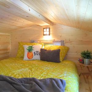 a bedroom with a bed in a wooden cabin at Leavenworth Camping Resort Tiny House Adeline in Leavenworth