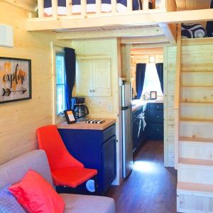 Virtuvė arba virtuvėlė apgyvendinimo įstaigoje Leavenworth Camping Resort Tiny House Otto