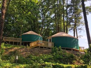 Photo de la galerie de l'établissement Circle M Camping Resort 24 ft. Yurt 2, à Lancaster
