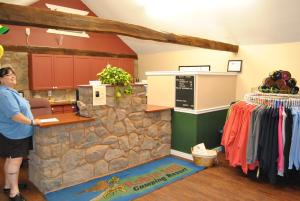 Afbeelding uit fotogalerij van Robin Hill Camping Resort One-Bedroom Cottage 8 in Lenhartsville