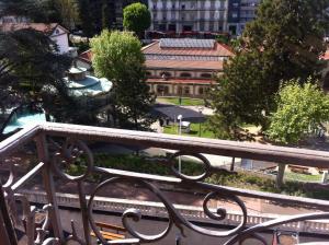 - un balcon offrant une vue sur le parc dans l'établissement Hermitagethermale, à Royat