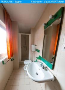パッソ・デル・トナーレにあるApartment Tonaleのバスルーム(洗面台2つ、トイレ2つ付)