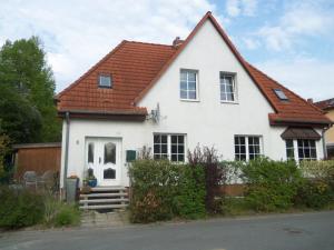 ヴィスマールにあるModern Apartment near Sea in Wismarの赤屋根白屋根