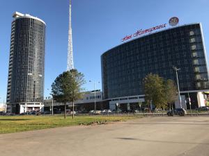 ペルミにあるApartments Ingaの看板付きの建物