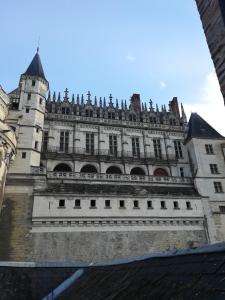 un vecchio castello con una torre sopra. di La Capitainerie a Amboise