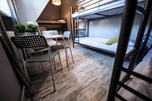 Za Murami Hostel客房内的一张或多张床位