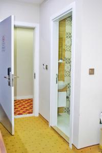 サムスンにあるSamsun Kapris Hotelの洗面台につながるドア付きのバスルーム