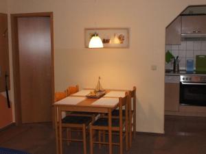 ヴィスマールにあるPeaceful Apartment in Wismar Germany near Beachのキッチン(ダイニングルームテーブル、椅子付)