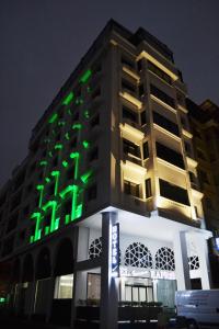 サムスンにあるSamsun Kapris Hotelの横に緑の看板が立つ建物