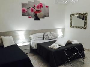 ein Schlafzimmer mit 2 Betten und einem Wandgemälde in der Unterkunft B&B Villa D'Errico in Casapulla