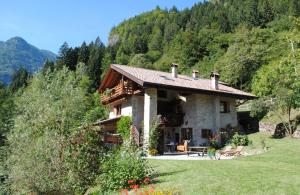 a small house in the middle of a field at B&B Villa Ca'Praja in Daone