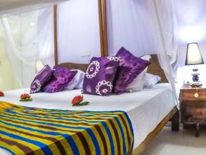 Un pat sau paturi într-o cameră la Wijenayake's - Beach Haven Guest House - Galle Fort