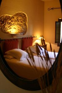 Hotel Golf Can Rafel في كوربيرا ذي يوبريغات: غرفة نوم مع سرير أرجوحة ومصباح