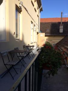 Un balcón con sillas y mesas en un edificio en Hostel Fleda, en Brno