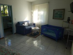 ein Wohnzimmer mit einem blauen Sofa und einem Tisch in der Unterkunft Casa Sandra in Locarno