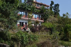 una casa al lado de una colina en Gorgeous Village Guest House, en Pokhara