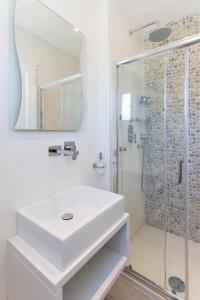 A bathroom at Mouras studios
