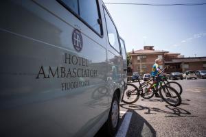 Jízda na kole v ubytování Ambasciatori Place Hotel nebo okolí