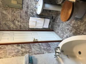 ein Badezimmer mit einer Badewanne, einem WC und einem Waschbecken in der Unterkunft Drumbuie Farm B&B in Drumnadrochit