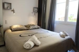 a bedroom with a bed with towels on it at Carré d'or Very nice appart Near the beach in Nice