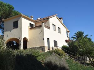 una casa blanca en una colina con árboles en Belvilla by OYO Pr ciliC dri, en Calonge