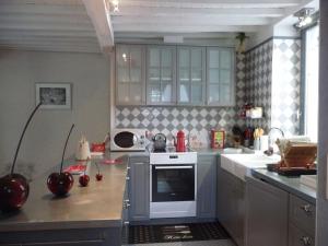 uma cozinha com um balcão com um micro-ondas em Autrefois chez Lina em Dinant