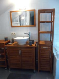 een badkamer met een wastafel en een spiegel bij Autrefois chez Lina in Dinant