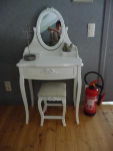 um toucador branco com um espelho em Autrefois chez Lina em Dinant