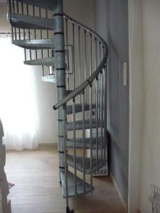 escalera de caracol en una habitación con ventana en Autrefois chez Lina, en Dinant