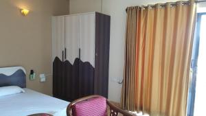 Postel nebo postele na pokoji v ubytování Ocean Crest Hotel
