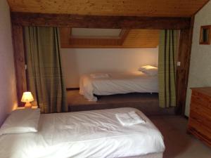 um quarto com duas camas num quarto em Chalet Peloton em La Chapelle-dʼAbondance