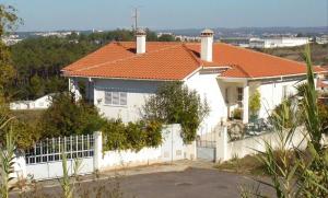 a white house with an orange roof at Leiria Fatima Nazaré 3 Bedroom House in Leiria