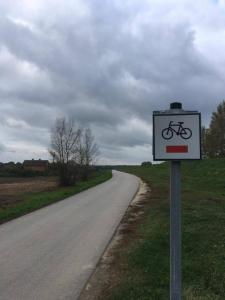 ein Fahrradschild am Straßenrand in der Unterkunft Chata nad Wisłą u Macieja in Dobrzyków