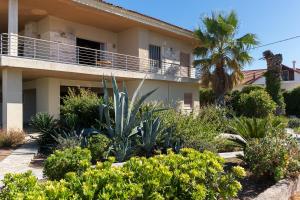 a house with a garden in front of it at Sunset Beach House in Kato Alepochori