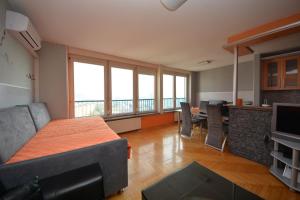 sala de estar con sofá y mesa en Best of Sarajevo Apartment, en Sarajevo