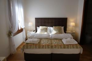- une chambre avec un grand lit et 2 serviettes dans l'établissement B&B HORTUS, à Venise