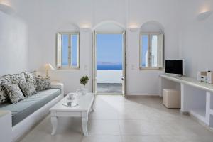 TV a/nebo společenská místnost v ubytování Amber Light Villas