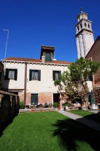 a building with a clock tower in the background at B&B HORTUS in Venice