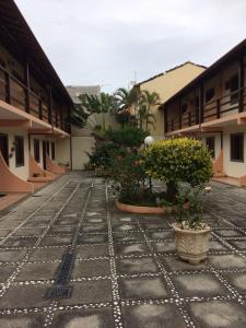 un patio con algunas plantas y algunos edificios en Casa em Cabofrio, en Cabo Frío