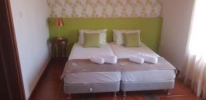 Postel nebo postele na pokoji v ubytování Villa Thermopilon + 30 fotografií
