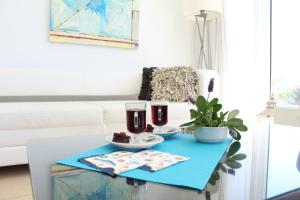 a living room with a blue table with food on it at Apartamento Playas Carilo in Carilo