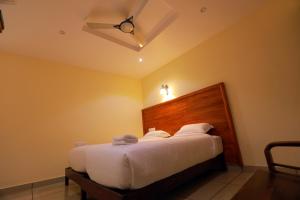 Postel nebo postele na pokoji v ubytování Roses Inn Fortkochi + 37 fotografií
