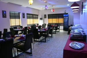 Restoran atau tempat lain untuk makan di De Santos Hotel