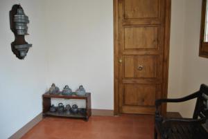 um quarto com uma porta de madeira e uma mesa com bolas em Sol Blanc em Alguaire