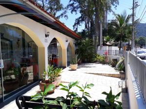 聖塞巴斯蒂昂的住宿－Pousada da Barra，一座建筑前种有植物的庭院