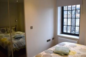 - une chambre avec un lit et une fenêtre dans l'établissement Kings Cross Apartment 5/Apartment, à Londres