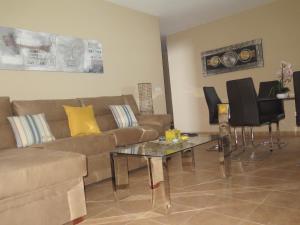 a living room with a couch and a table at Apartamento Pleno Centro Marbella in Marbella