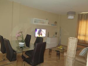 a living room with a glass table and chairs at Apartamento Pleno Centro Marbella in Marbella